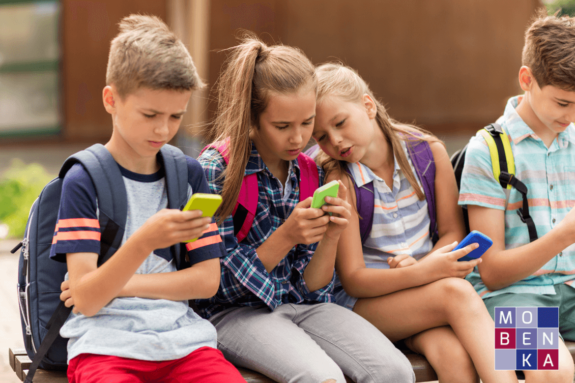 Taquillas para cargar móviles en los colegios, la solución al creciente problema de los niños y el móvil